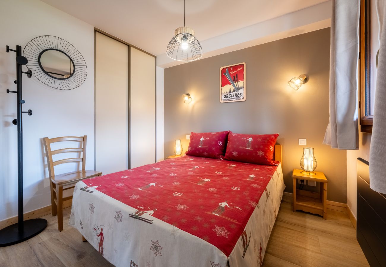 Apartment in Orcières -  2 rooms cabin 6 pers, balcony , swimming pool ,WIFI and car park