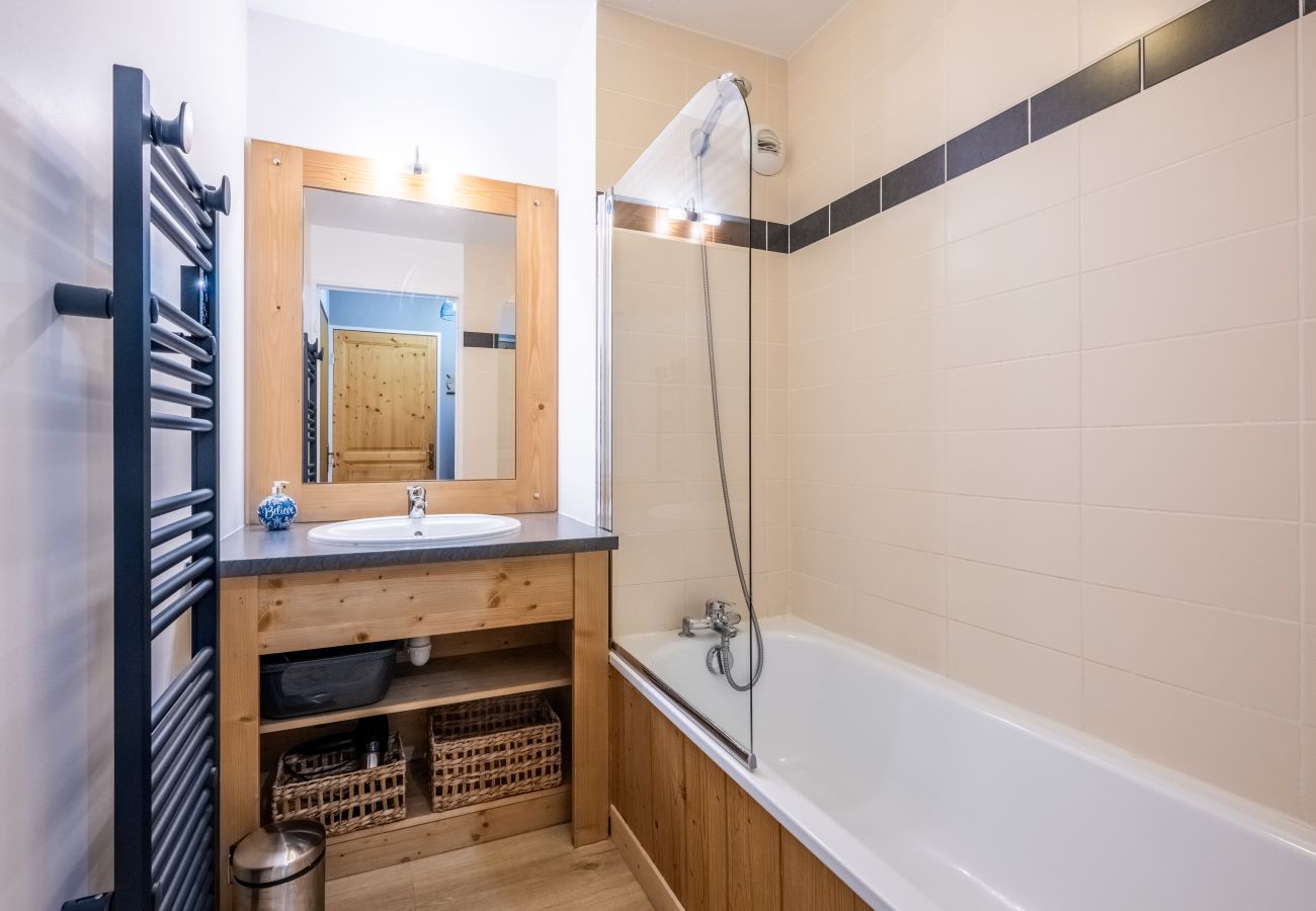 Apartment in Orcières -  2 rooms cabin 6 pers, balcony , swimming pool ,WIFI and car park