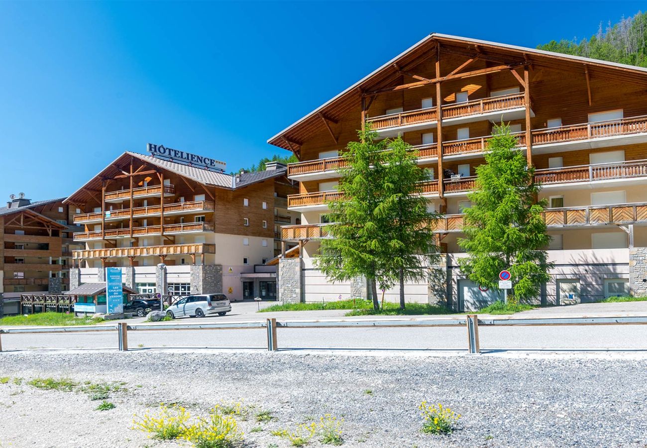 Apartment in Allos - Apartment for 6 people with mountain views, a swimming pool and parking