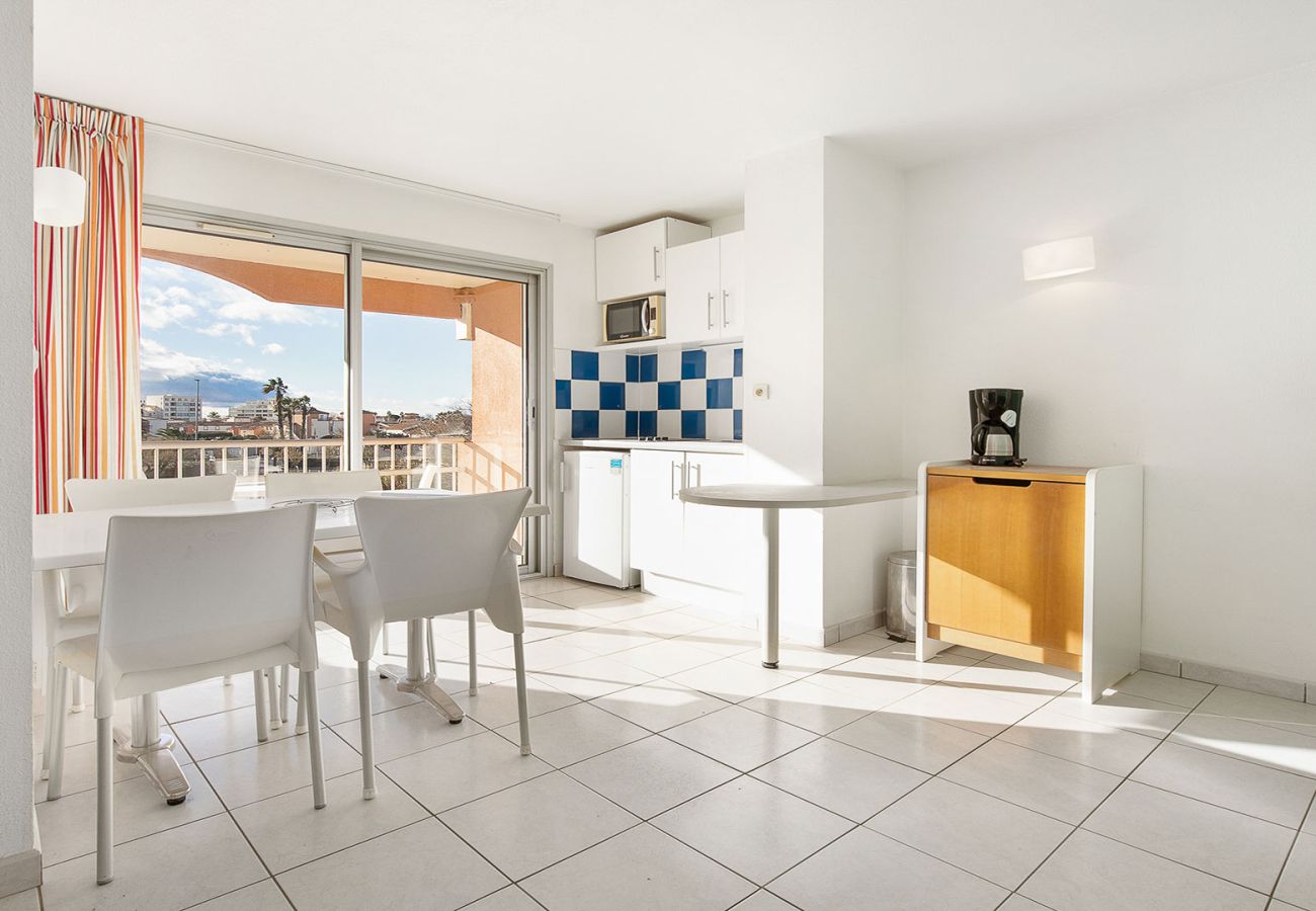 Apartment in Agde - Apartment with a balcony, 300 meters from the beach