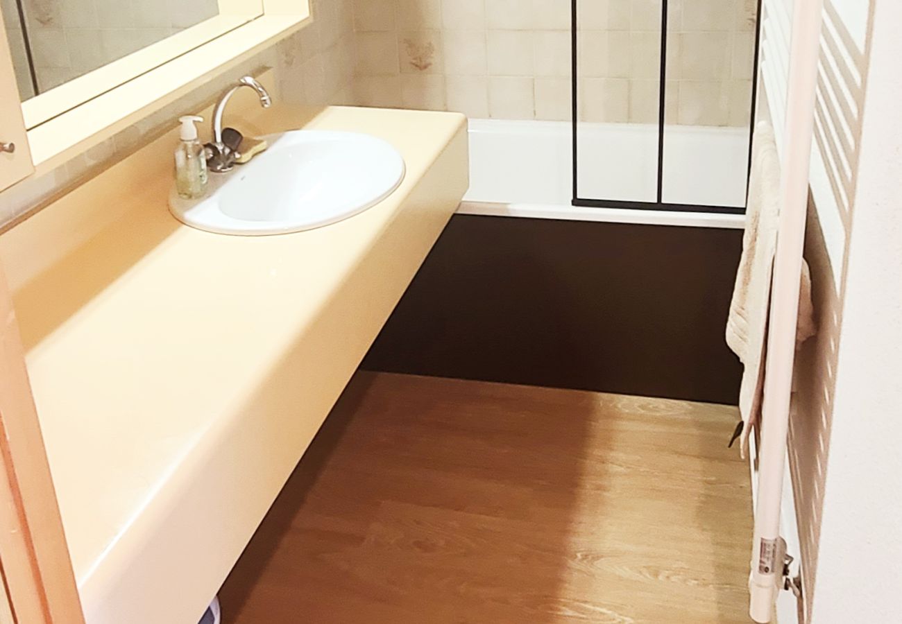 Studio in Chamrousse - Bright apartment for 5 ppl, balcony, close to the slopes