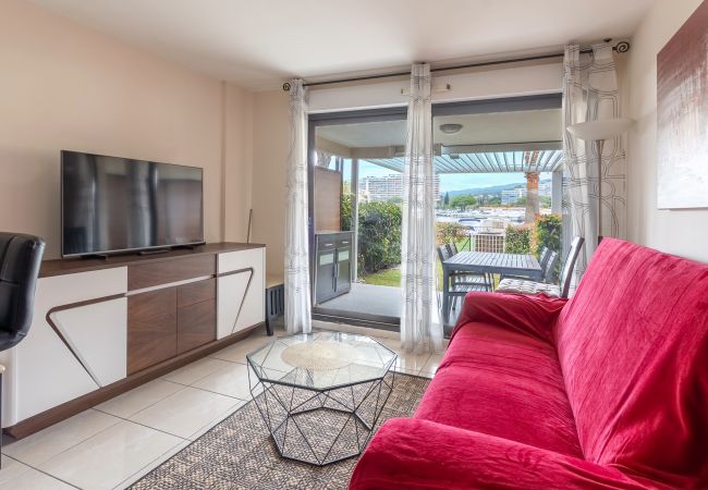 Apartment in Mandelieu-la-Napoule - Nice Apt with garden for 4 pers