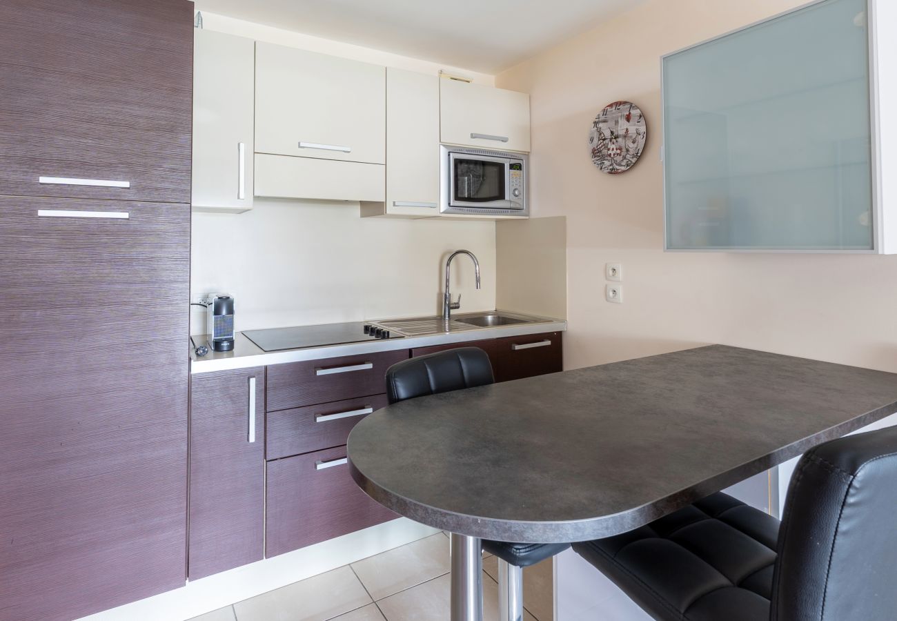 Apartment in Mandelieu-la-Napoule - Air-conditioned apartment 4 people with a large garden, terrace and swimming pool