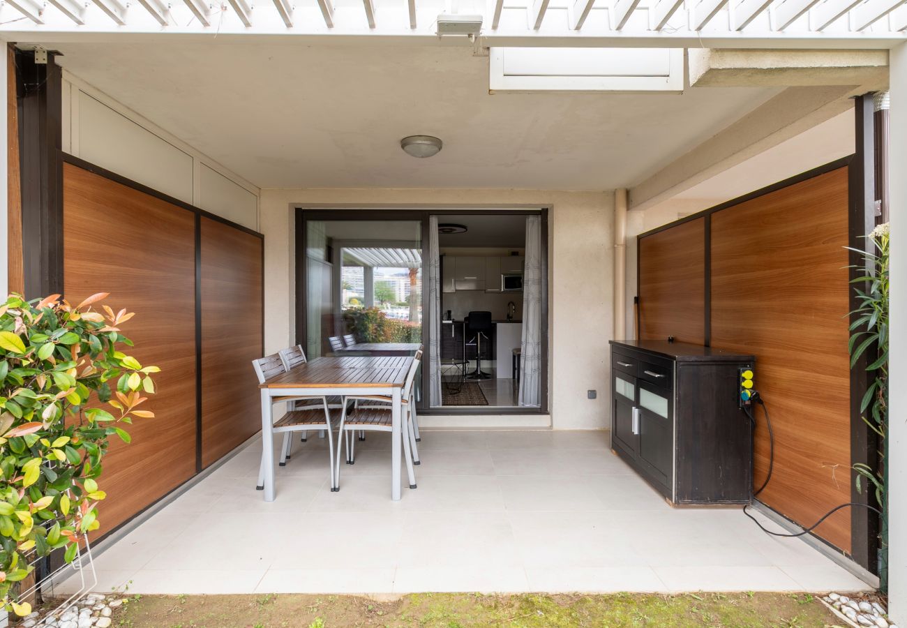 Apartment in Mandelieu-la-Napoule - Air-conditioned apartment 4 people with a large garden, terrace and swimming pool