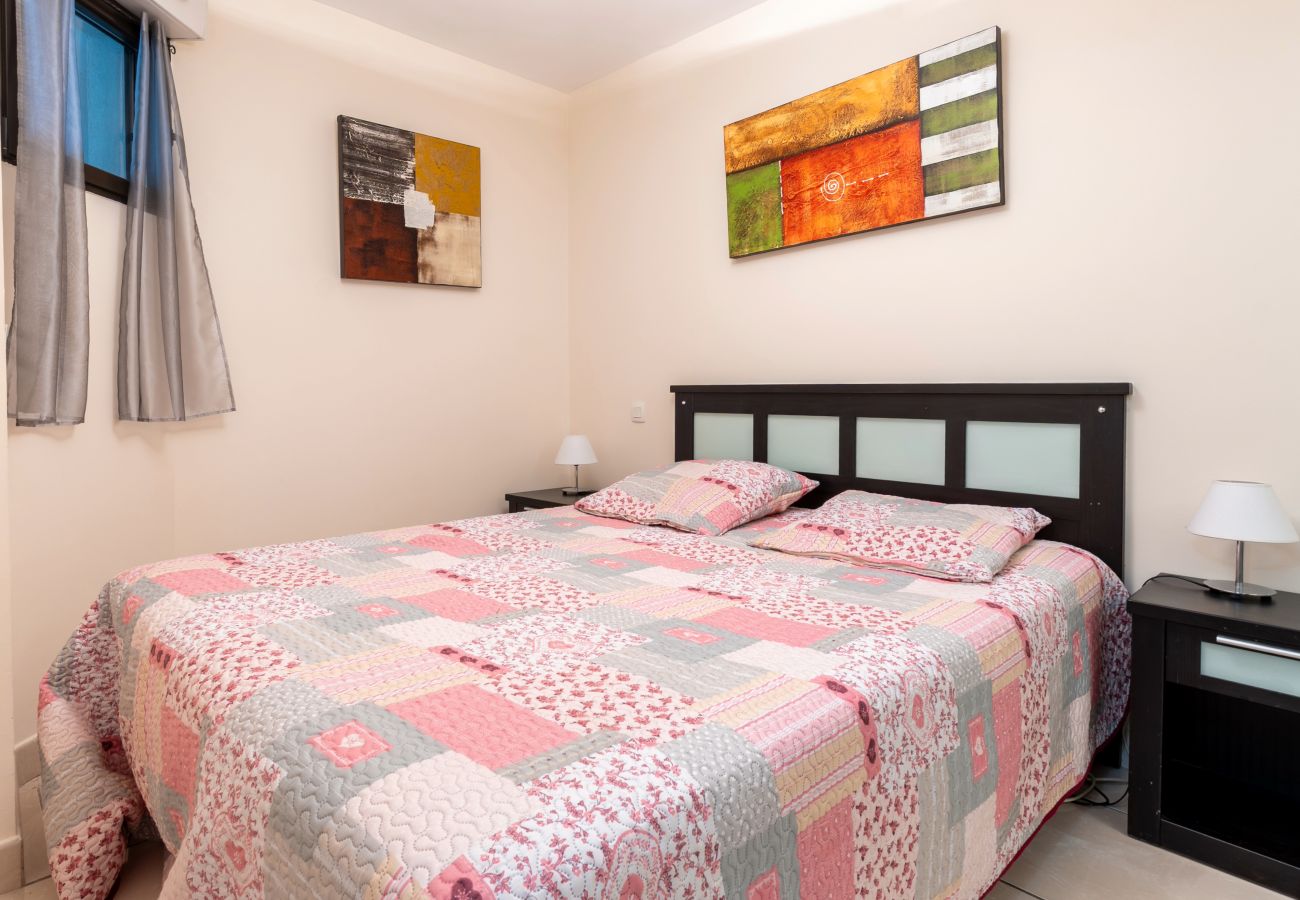 Apartment in Mandelieu-la-Napoule - Air-conditioned apartment 4 people with a large garden, terrace and swimming pool
