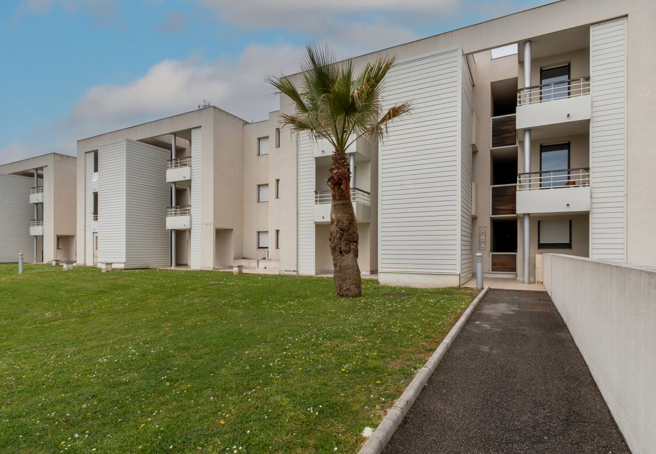 Apartment in Mandelieu-la-Napoule - Air-conditioned apartment 4 people with a large garden, terrace and swimming pool