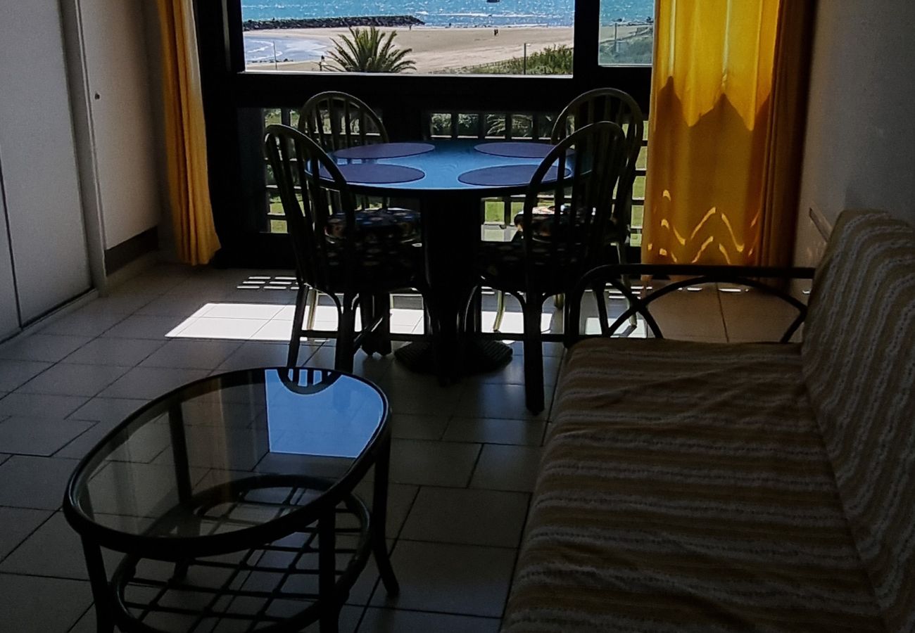 Apartment in Agde - Beachfront apartment for 4 people with sea view