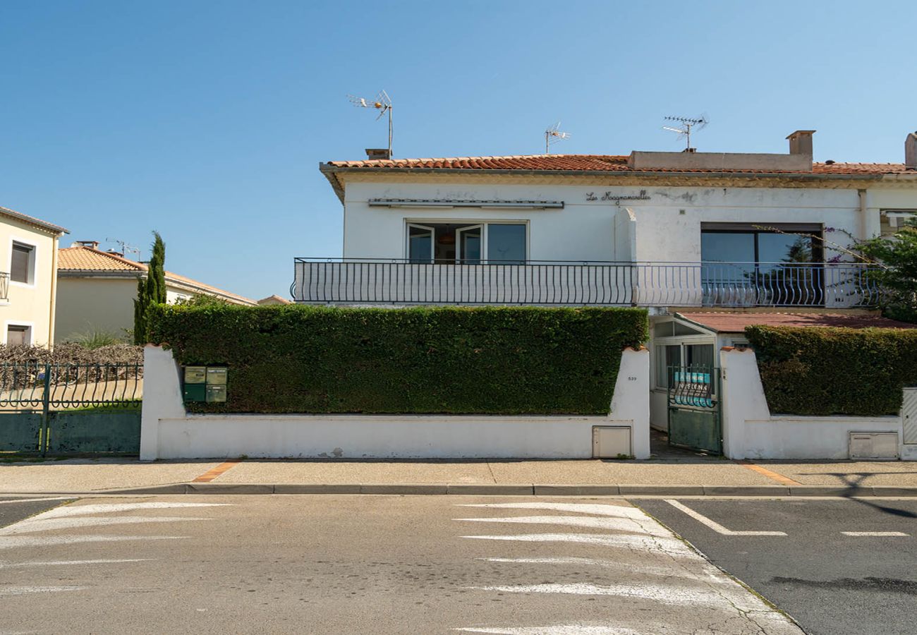 Apartment in Le Grau-du-Roi - Flat with a balcony and parking, 500 metres from the beach