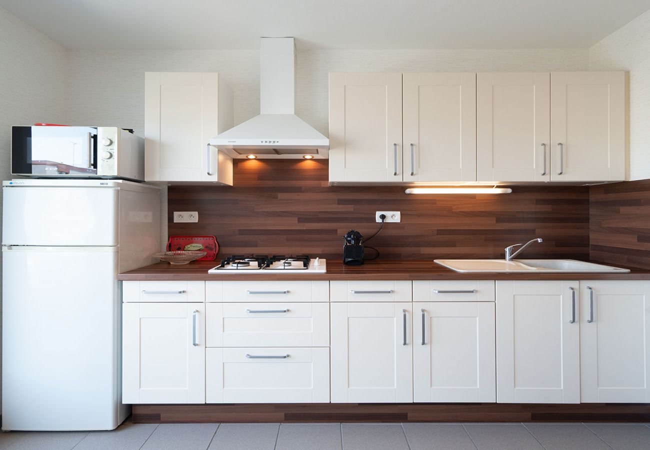 Apartment in Le Grau-du-Roi - Flat with a balcony and parking, 500 metres from the beach