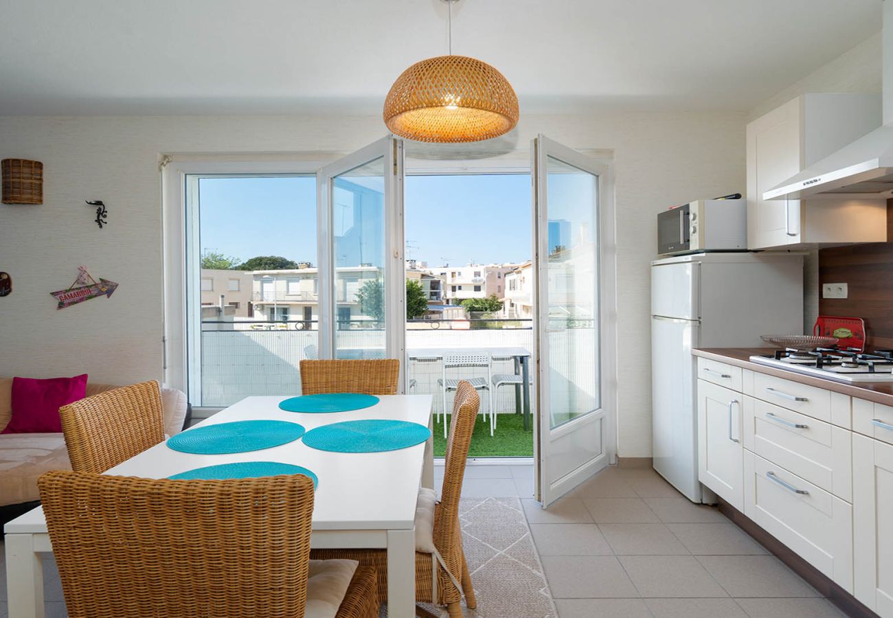 Apartment in Le Grau-du-Roi - Flat with a balcony and parking, 500 metres from the beach