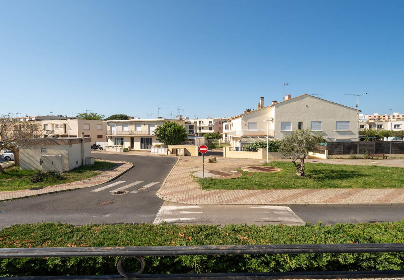 Apartment in Le Grau-du-Roi - Flat with a balcony and parking, 500 metres from the beach