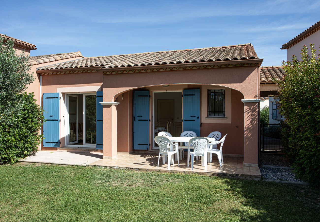 Villa in Homps - House with garden near lake for 6 people