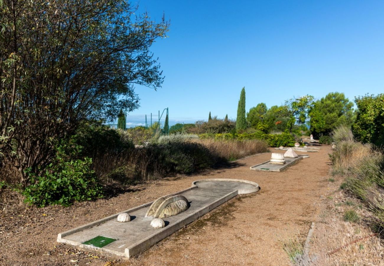 House in Homps - South-facing villa 8 people with garden and swimming pool, near the lake
