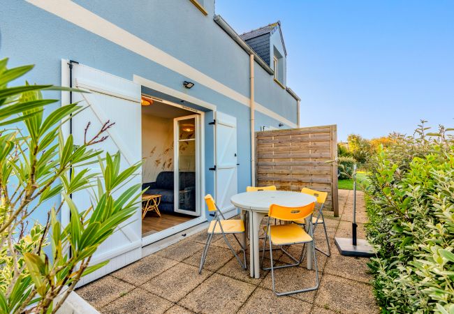 House in Saint-Nic - Charming house with outdoor space, sleeps 4, sea view