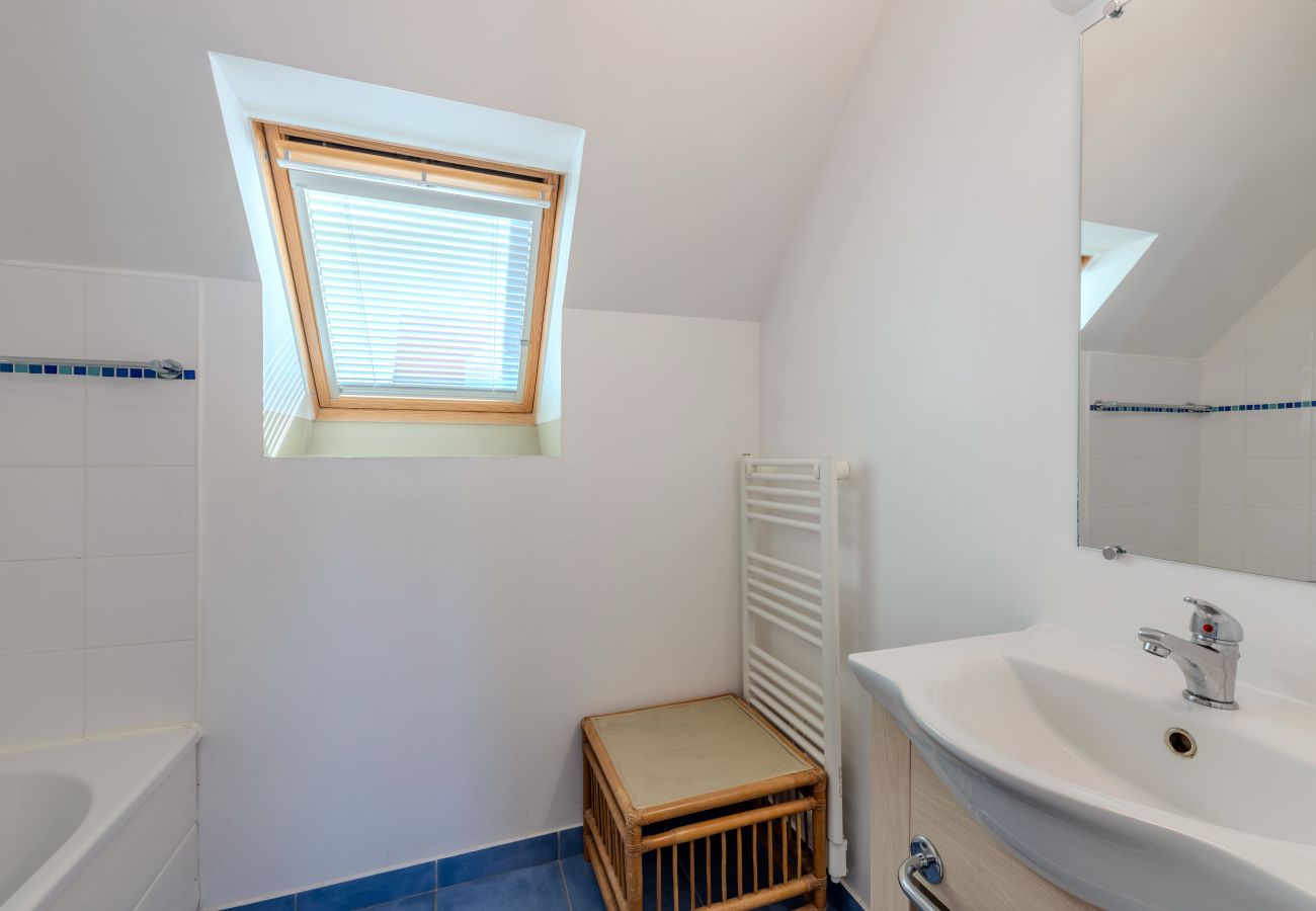 House in Saint-Nic - Charming house with outdoor space, sleeps 4, sea view