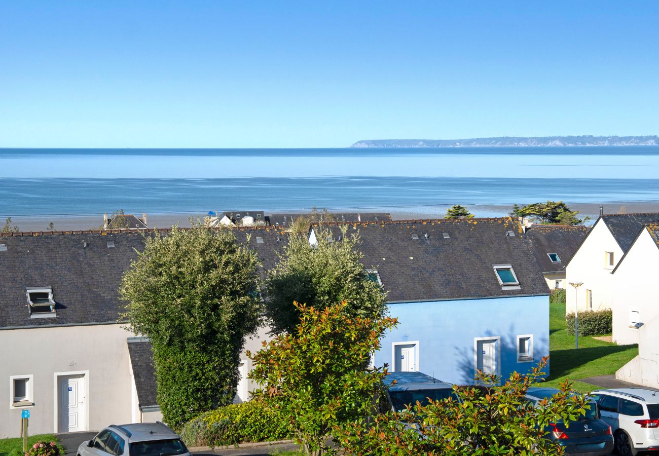 House in Saint-Nic - Charming house with outdoor space, sleeps 4, sea view