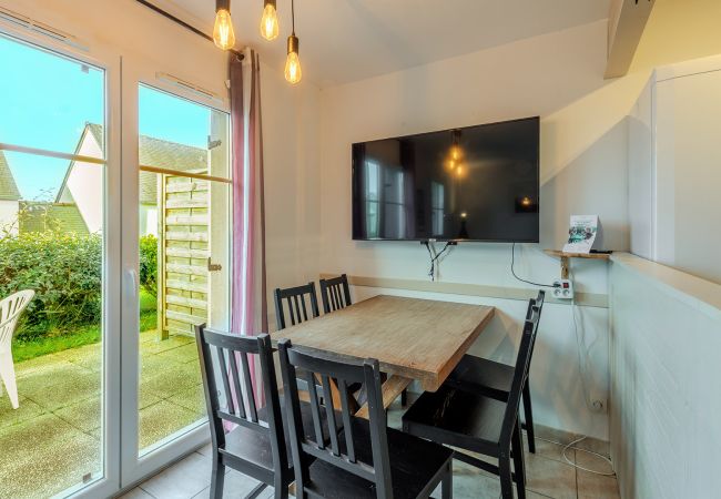 Apartment in Saint-Nic - House for 4 pers in residence with pool
