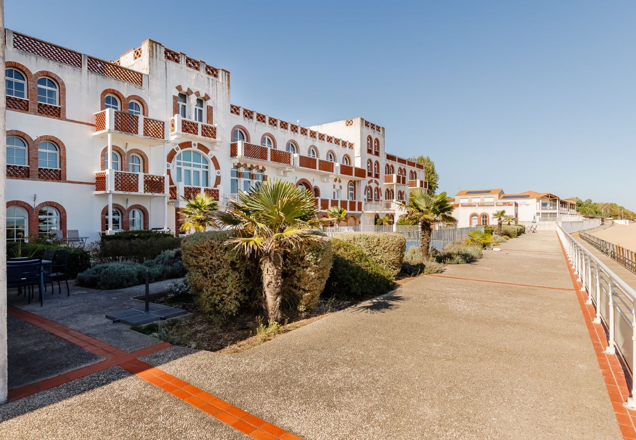 Apartment in La Tranche-sur-Mer - Nice Apt 5 pers near the beach with pool