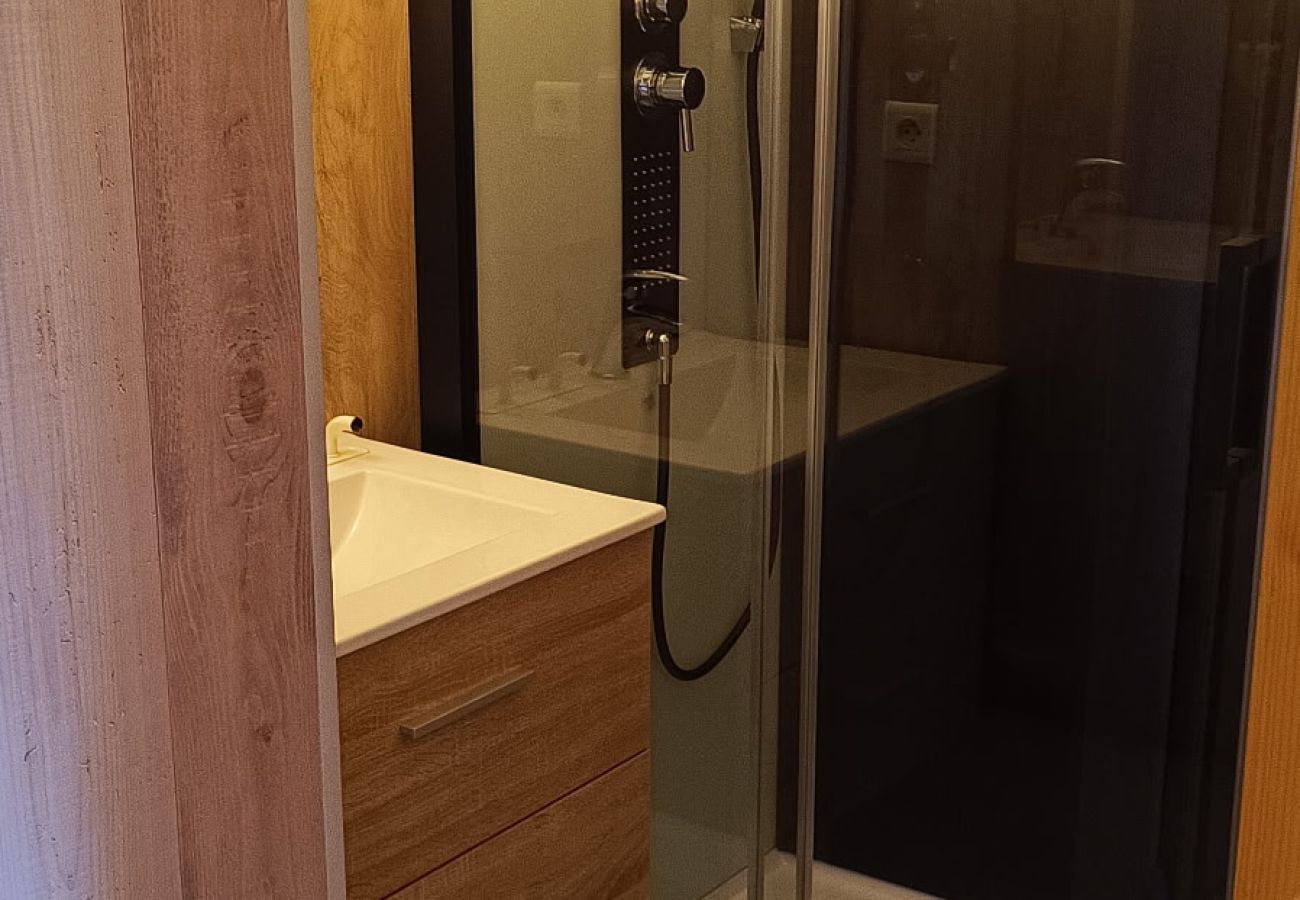 Apartment in Morillon - Apartment with ski slope view, sleeps 6, balcony