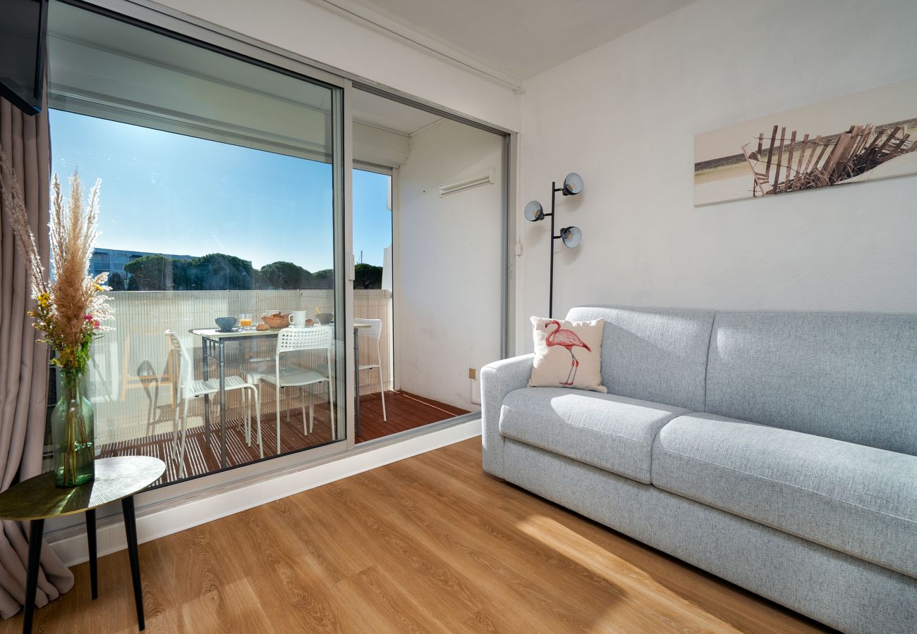 Studio in Le Grau-du-Roi - Renovated studio apartment, sleeps 4, balcony
