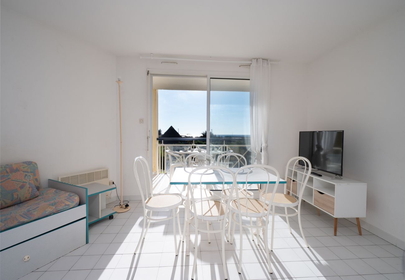 Apartment in Agde - Apartment with sea view, sleeps 8, terrace