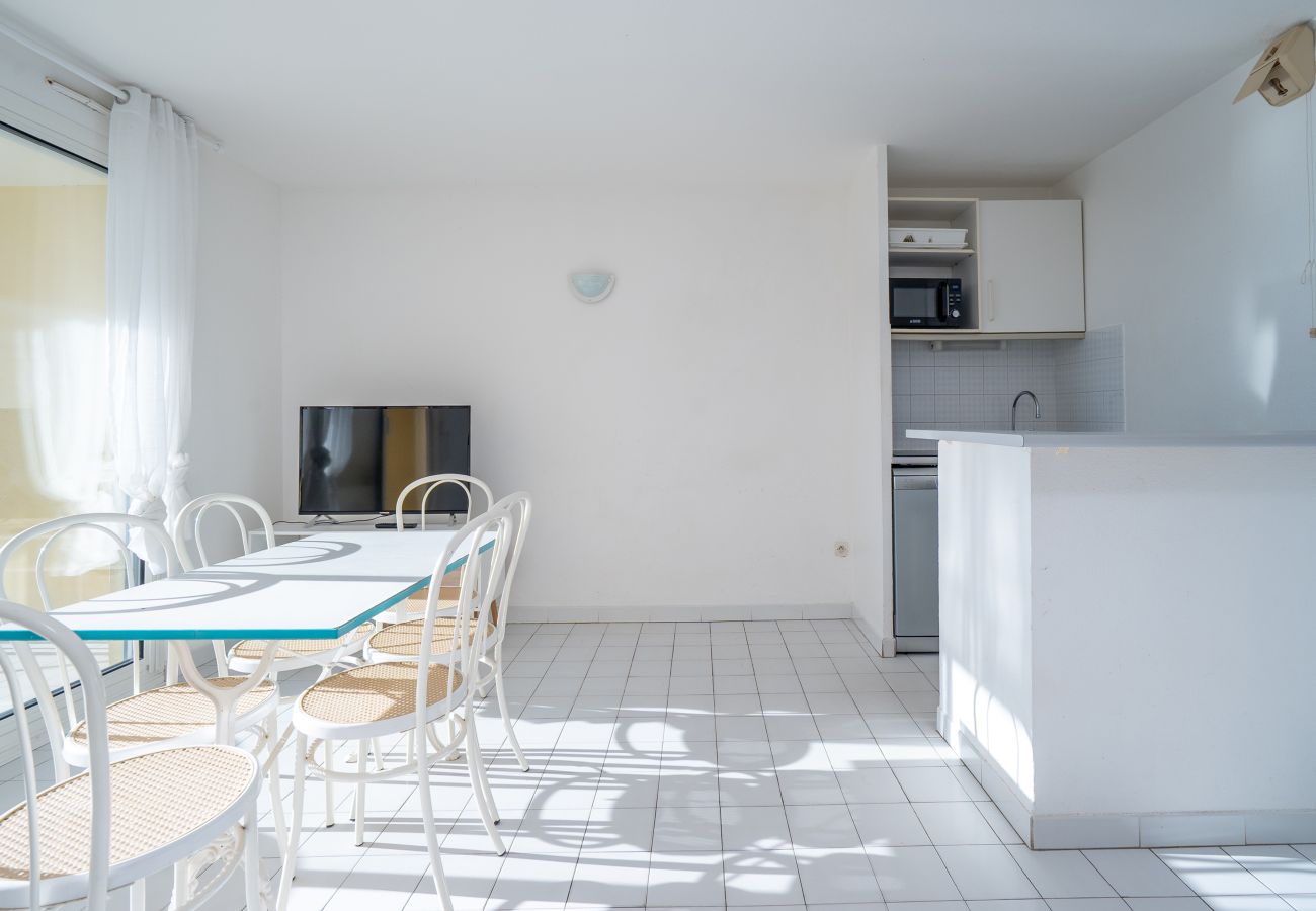 Apartment in Agde - Apartment with sea view, sleeps 8, terrace