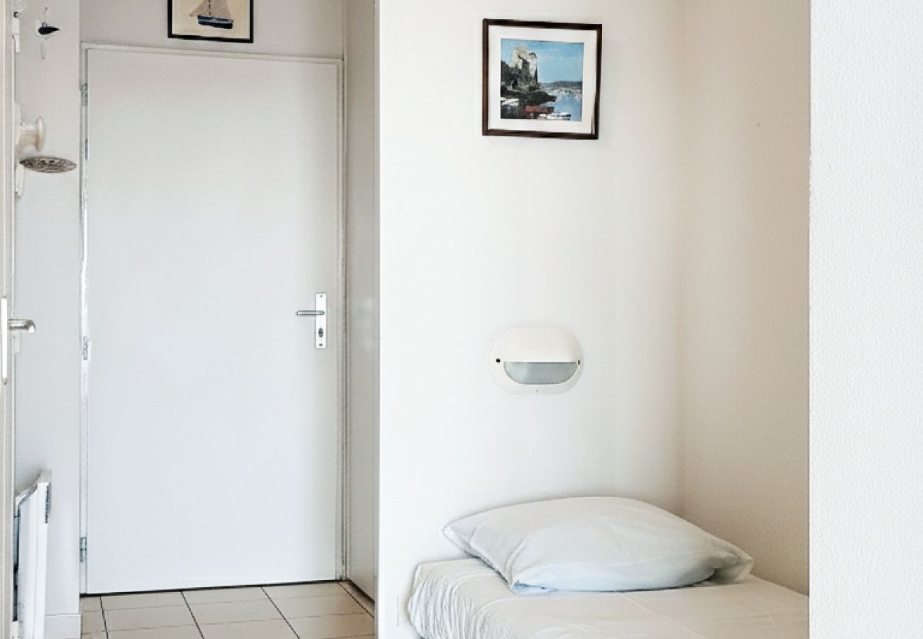 Apartment in Plougonvelin - Flat with a balcony overlooking the sea, 50 metres from the beach