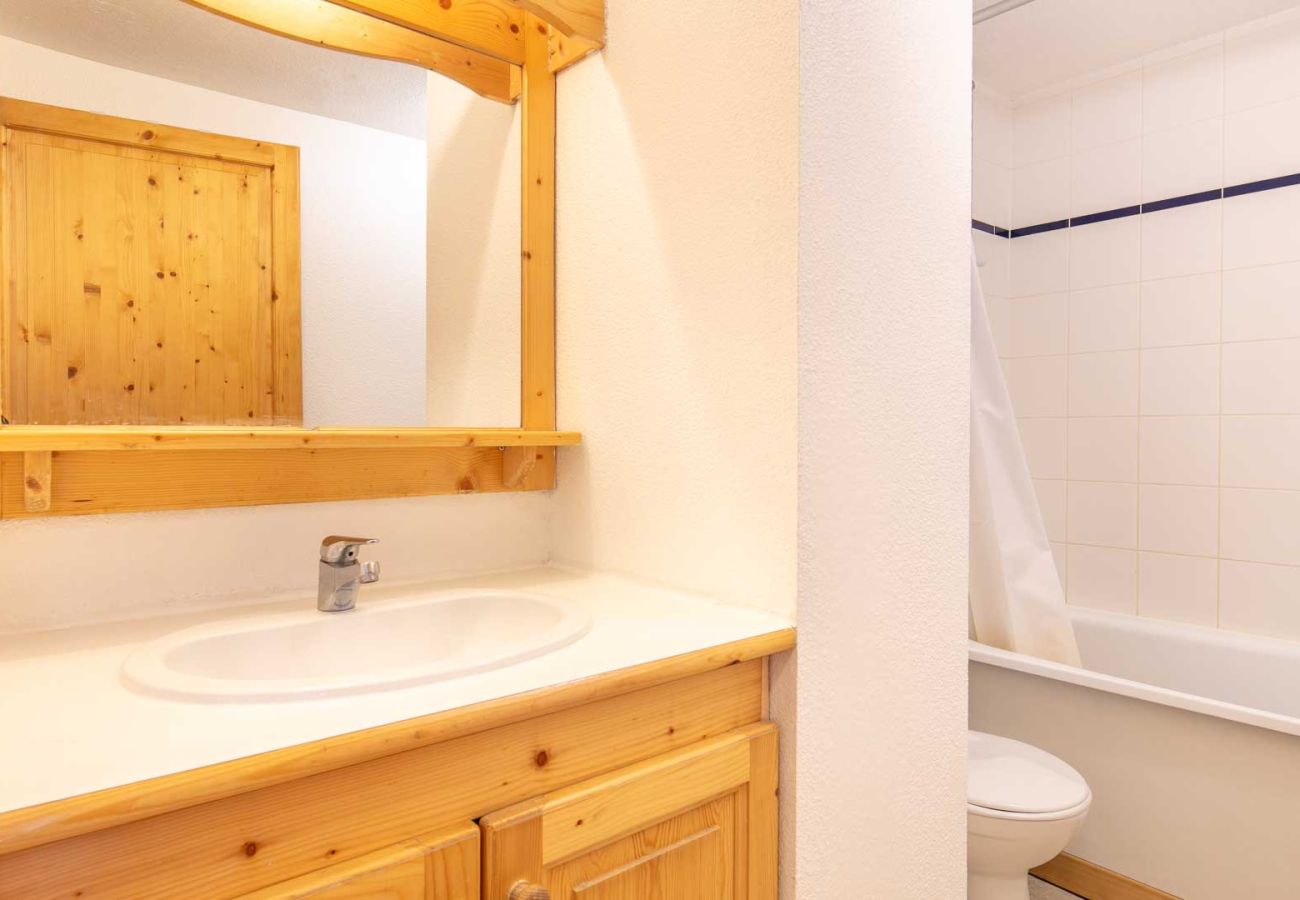 Apartment in Saint-Sorlin-d´Arves - Bright Apartment for 6 - Balcony - Parking - Swimming Pool