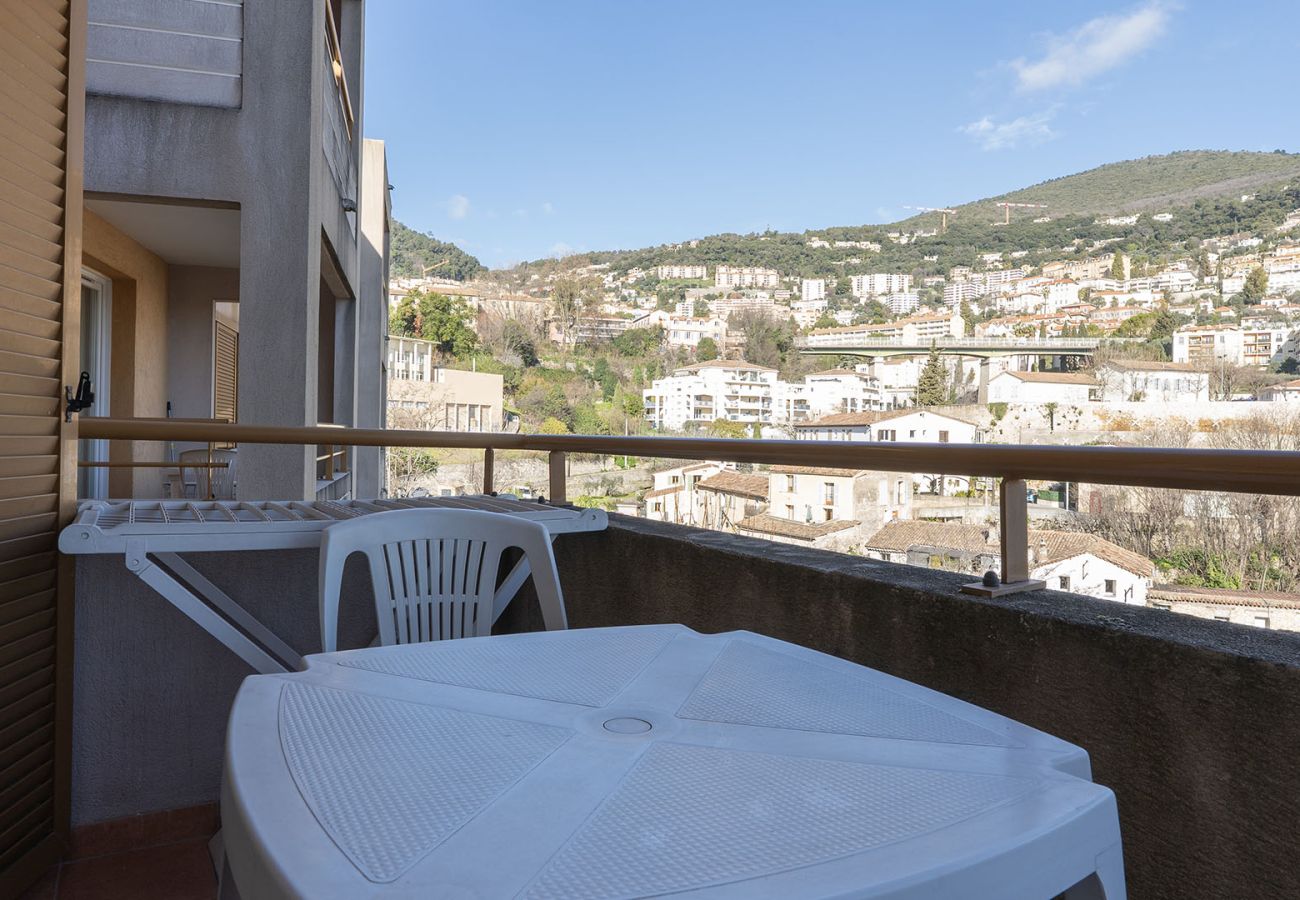 Apartment in Grasse - Flat with a balcony, mountain views and a swimming pool