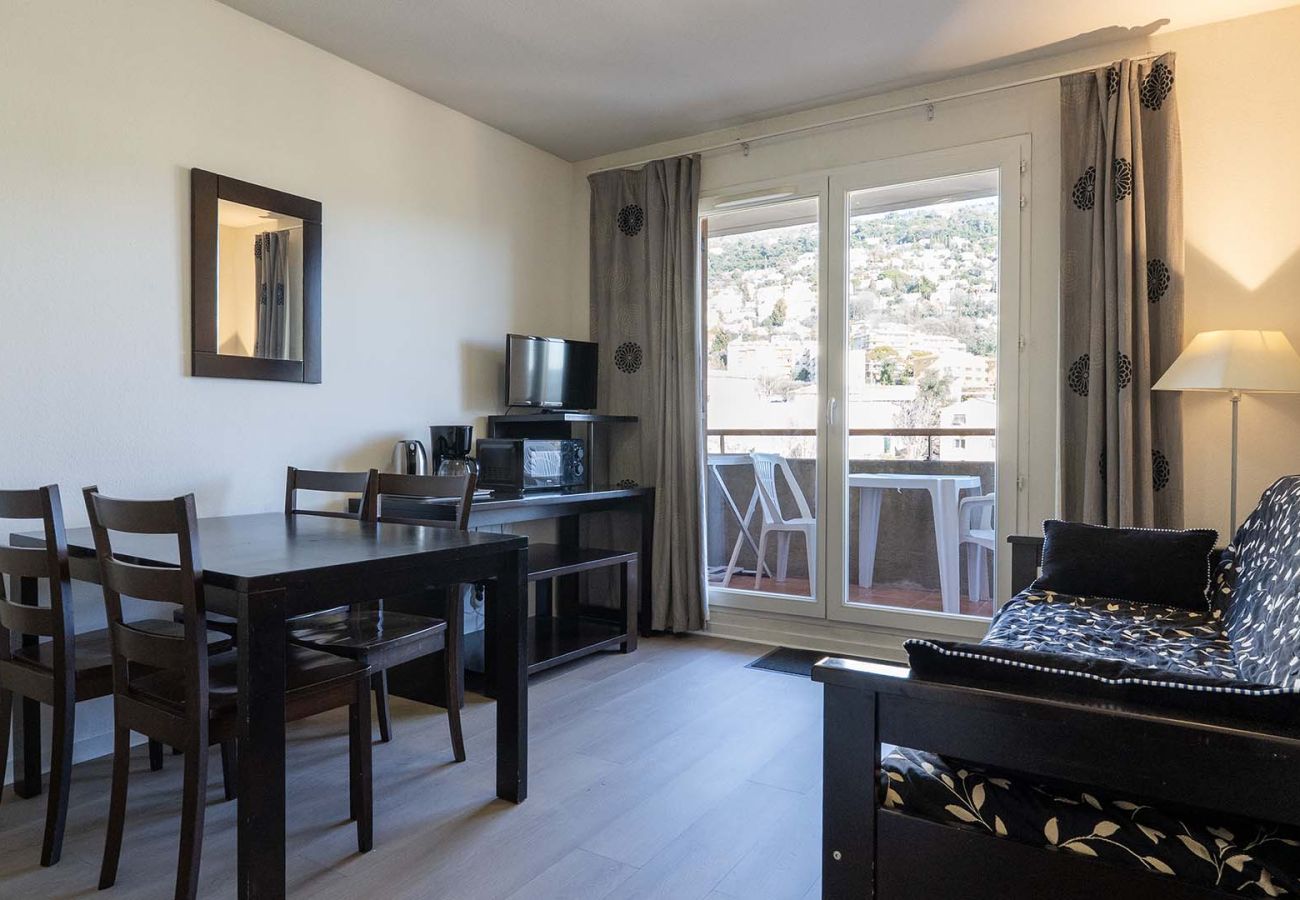 Apartment in Grasse - Flat with a balcony, mountain views and a swimming pool