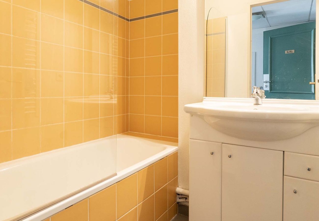 Apartment in Grasse - Flat with a balcony, mountain views and a swimming pool