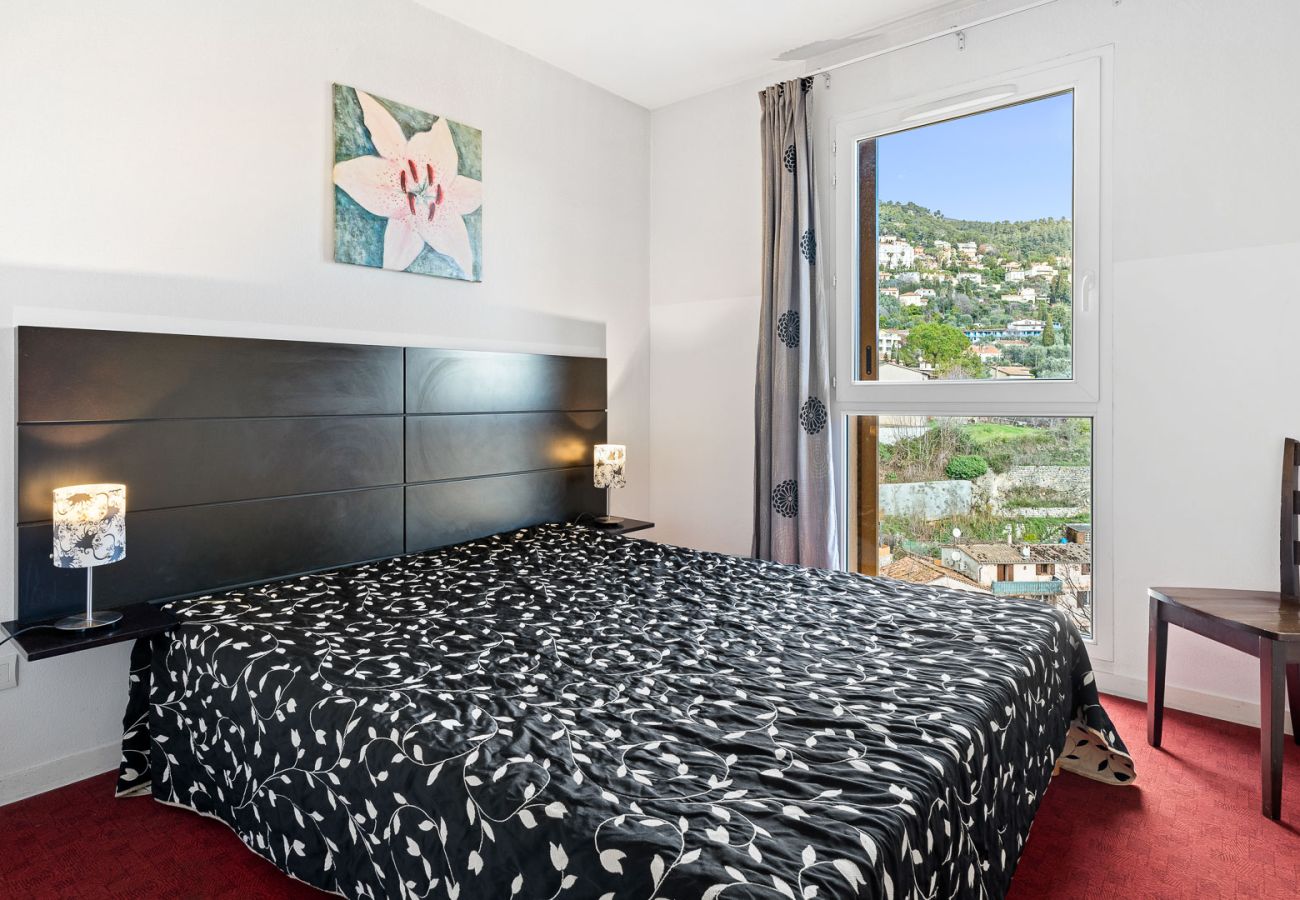 Apartment in Grasse - Flat with a balcony offering views of the mountains and the swimming pool
