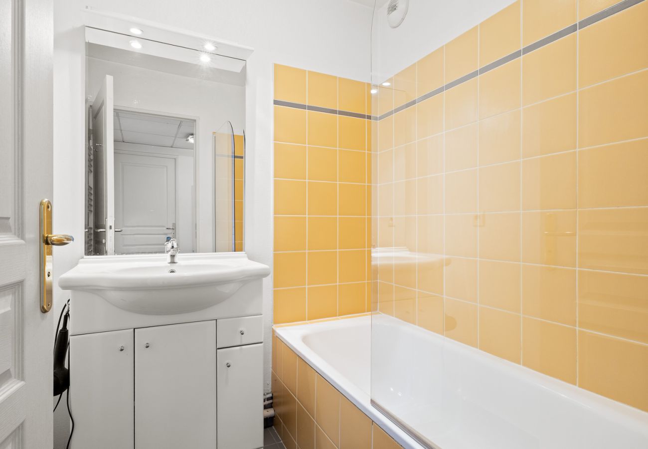 Apartment in Grasse - Flat with a balcony offering views of the mountains and the swimming pool