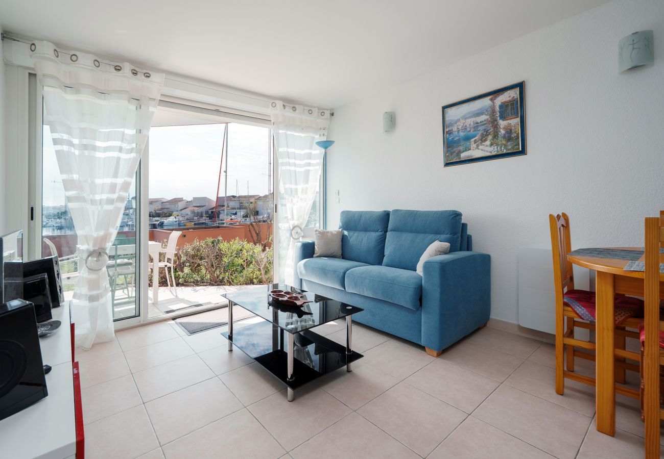 Apartment in Agde - Charming apartment with a terrace, sleeps 6, with a view of the harbor