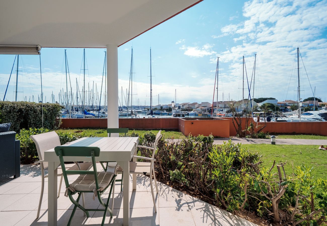 Apartment in Agde - Charming apartment with a terrace, sleeps 6, with a view of the harbor