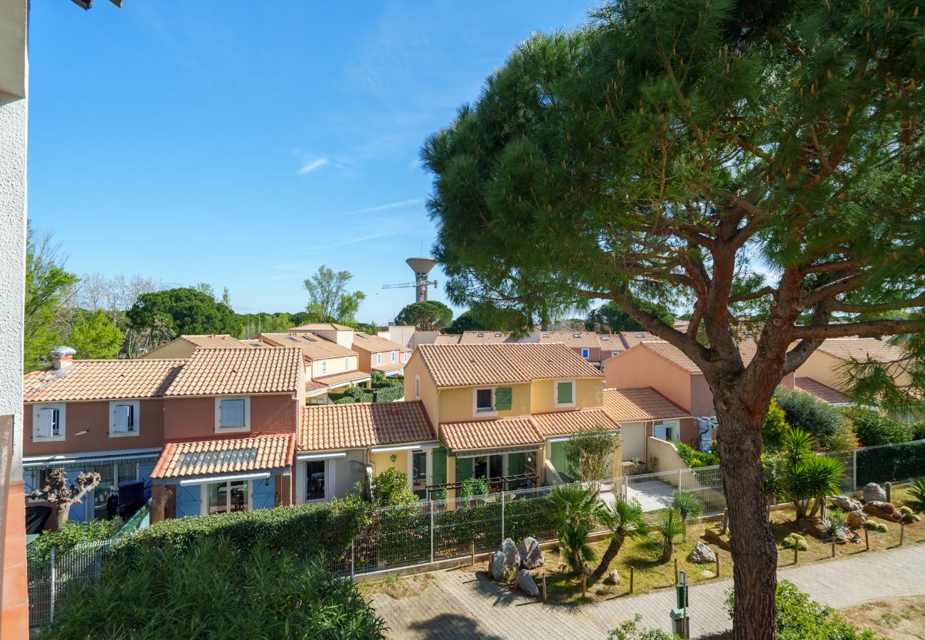 Apartment in Le Grau-du-Roi - Charming apartment for 6 people, with a balcony and a view of the garden