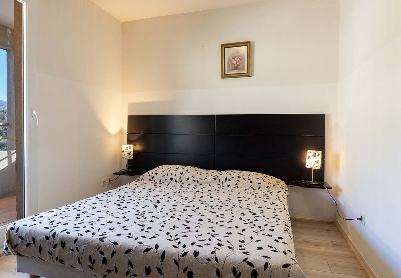 Apartment in Grasse - Air-conditioned flat with a balcony and a swimming pool