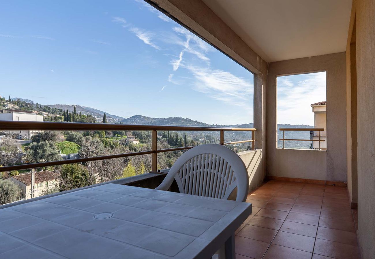 Apartment in Grasse - Air-conditioned flat with a balcony and a swimming pool
