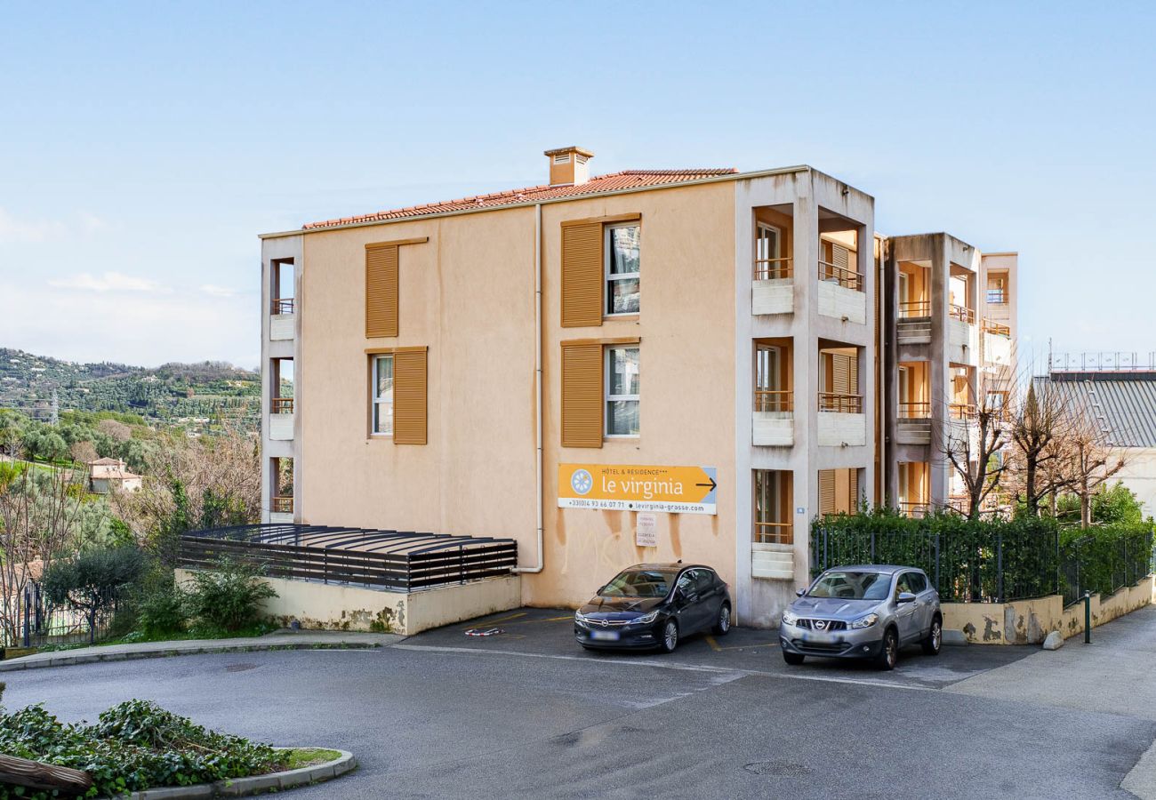 Apartment in Grasse - Air-conditioned flat for 4 people, with a swimming pool and balcony