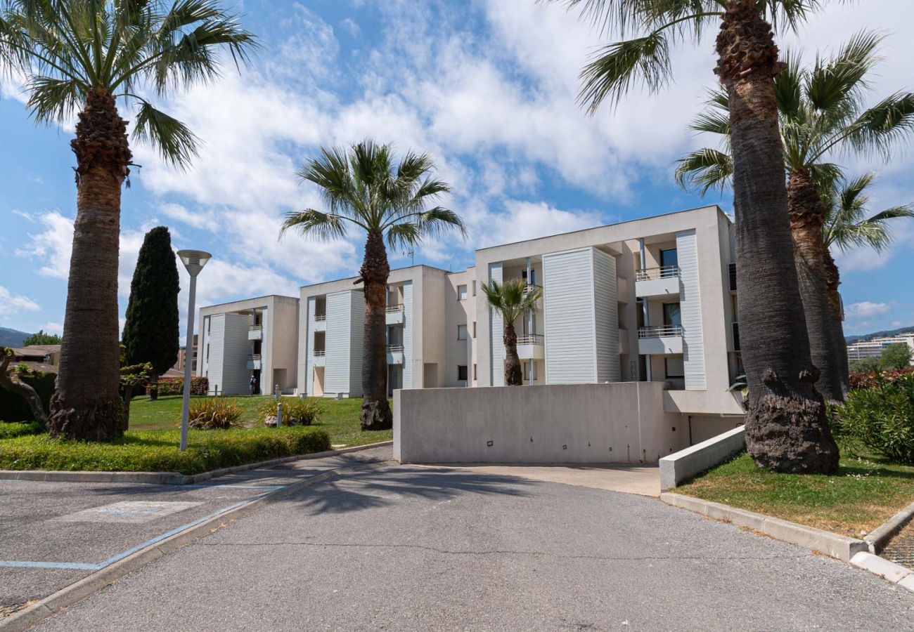 Apartment in Mandelieu-la-Napoule - Beautiful apartment, balcony with harbor view, sleeps 4