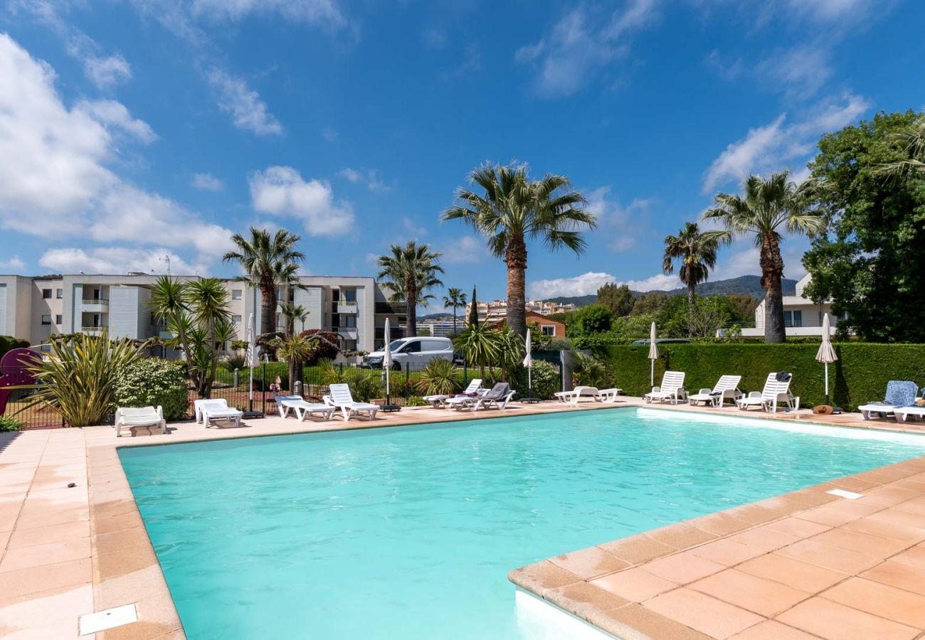 Apartment in Mandelieu-la-Napoule - Beautiful apartment, balcony with harbor view, sleeps 4