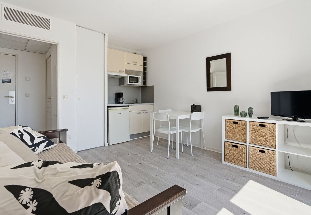 Apartment in Grasse - Renovated flat, swimming pool & balcony