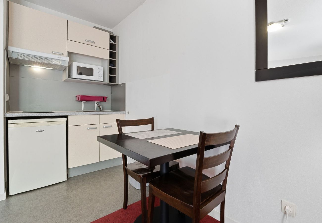 Studio in Grasse - Studio flat with a balcony, swimming pool and car park