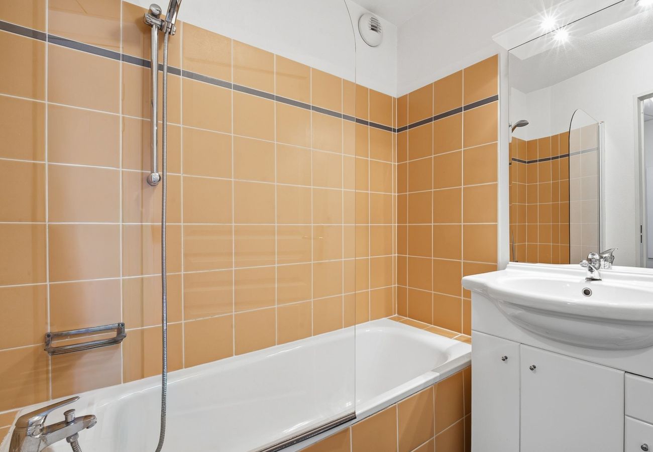 Studio in Grasse - Studio flat with a balcony, swimming pool and car park
