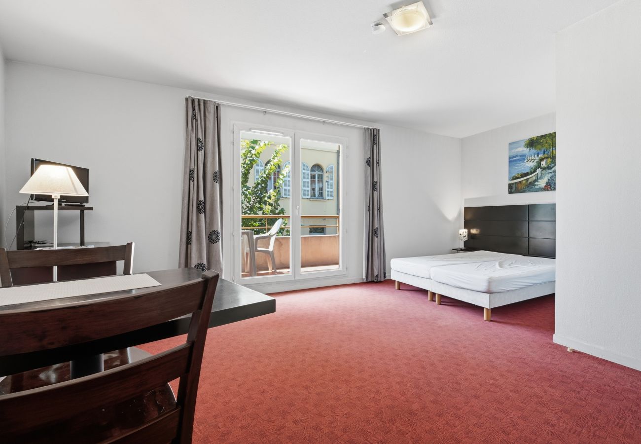 Studio in Grasse - Studio flat with a balcony, swimming pool and car park