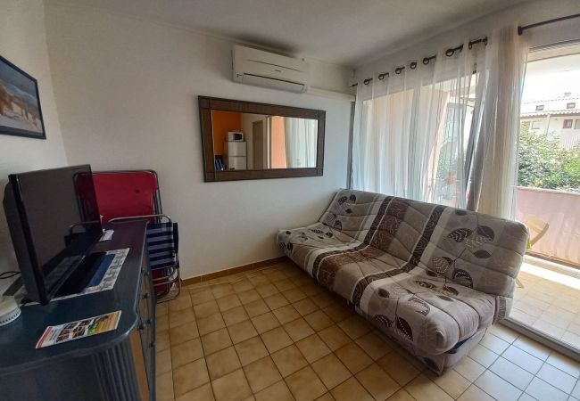 Apartment in Agde - Bright cabin apartment for 4 people with a pool view