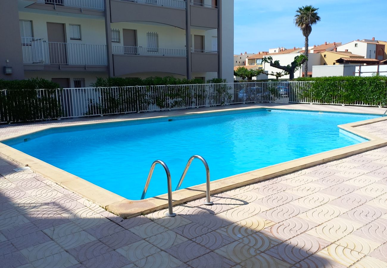 Apartment in Agde - Bright cabin apartment for 4 people with a pool view