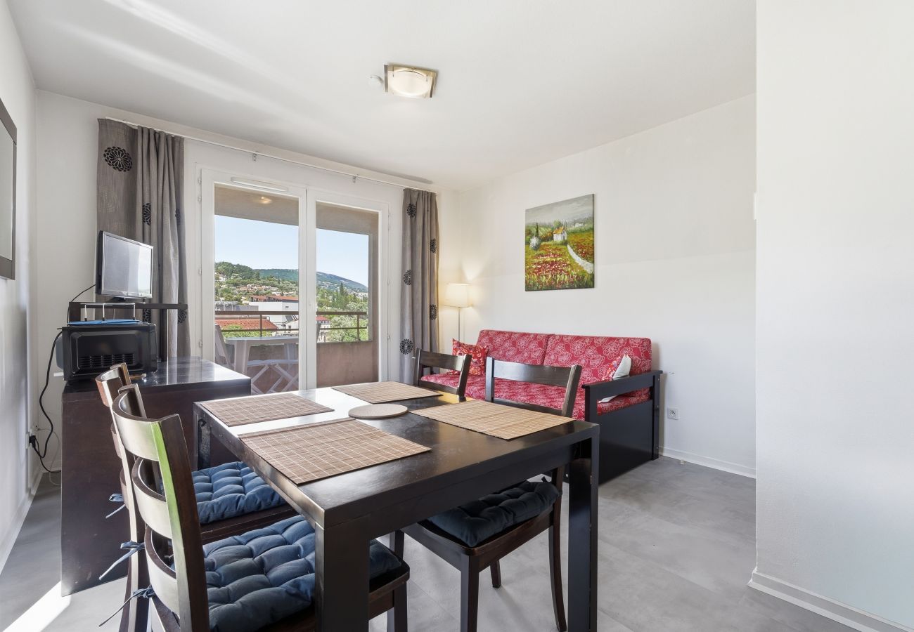 Apartment in Grasse - Flat with a swimming pool and a balcony with mountain views