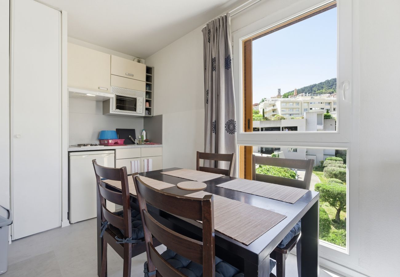 Apartment in Grasse - Flat with a swimming pool and a balcony with mountain views