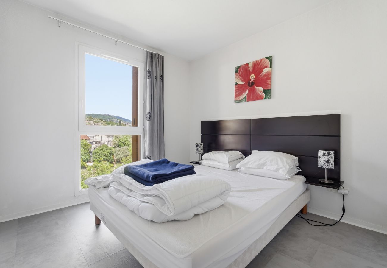 Apartment in Grasse - Flat with a swimming pool and a balcony with mountain views